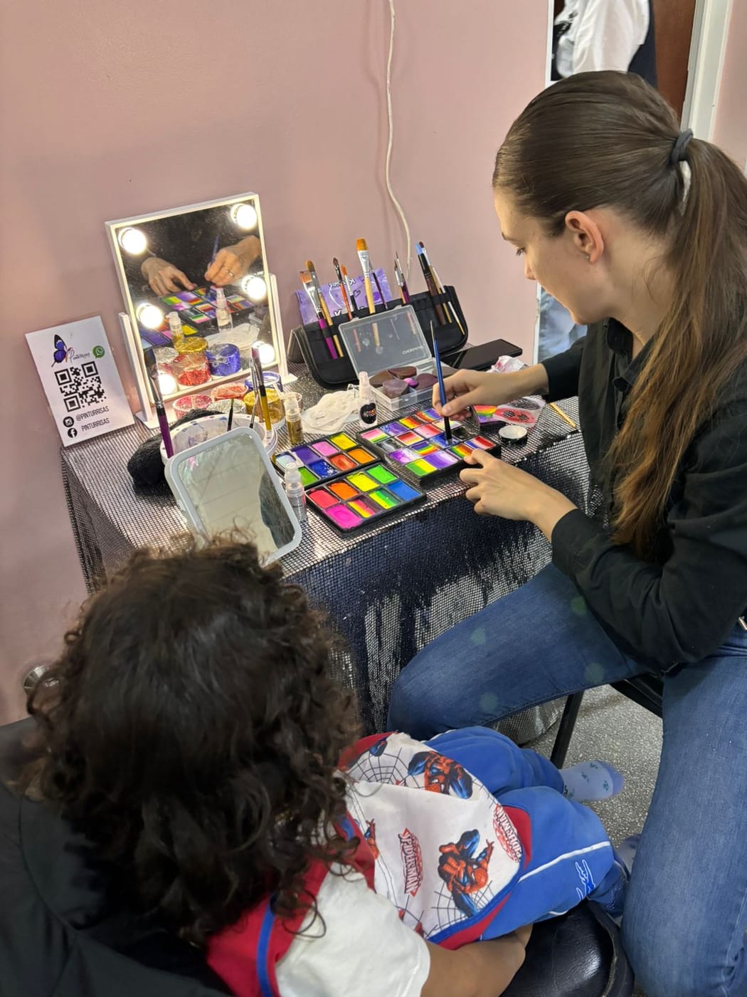 Araceli Segurola preparando colores en su mesa de trabajo