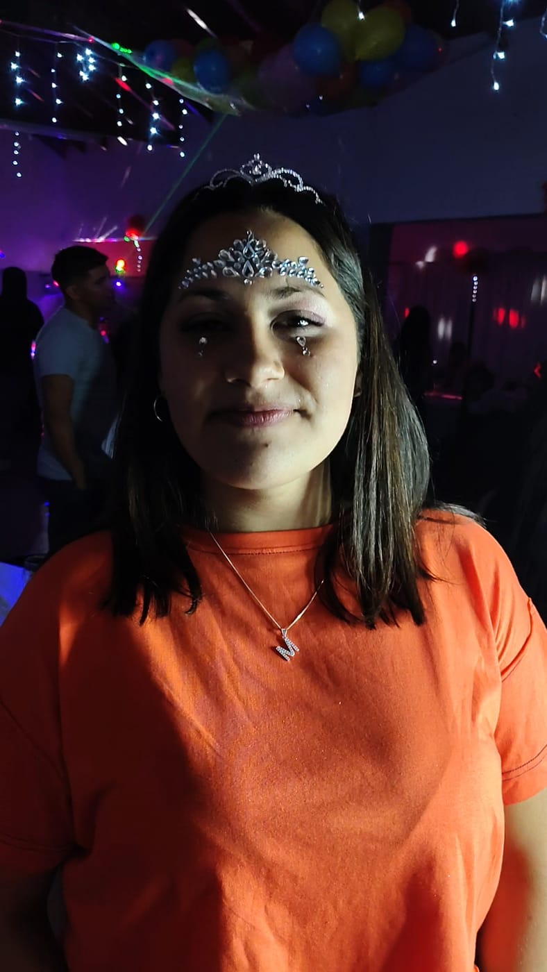 Invitada con gemas plateadas en la frente y debajo de los ojos